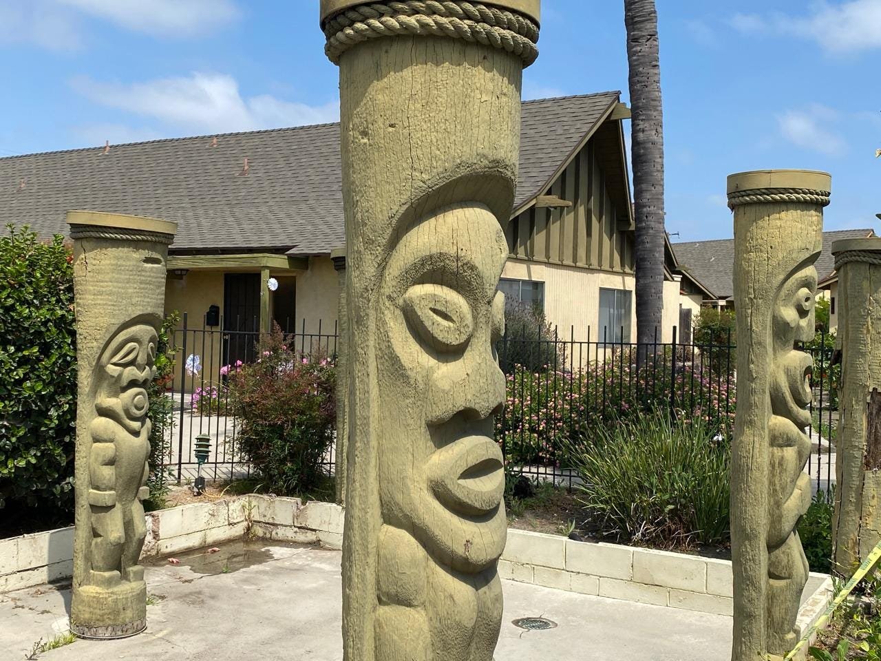 Cordless tiki bar lamp