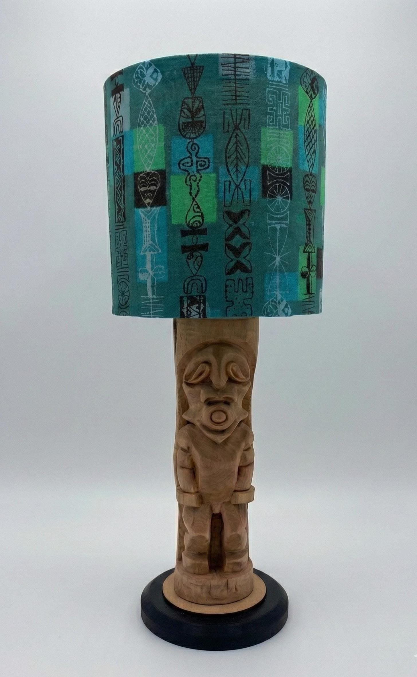 Cordless tiki bar lamp